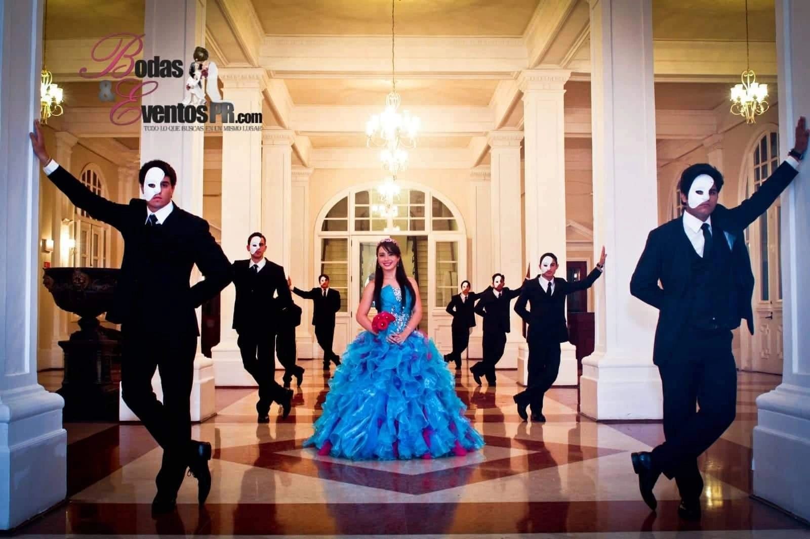 Novia con vestido azul y padrinos - Bodas & Eventos PR
