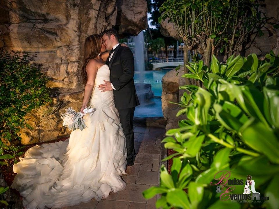 Pareja de bodas en jardín elegante - Bodas & Eventos PR